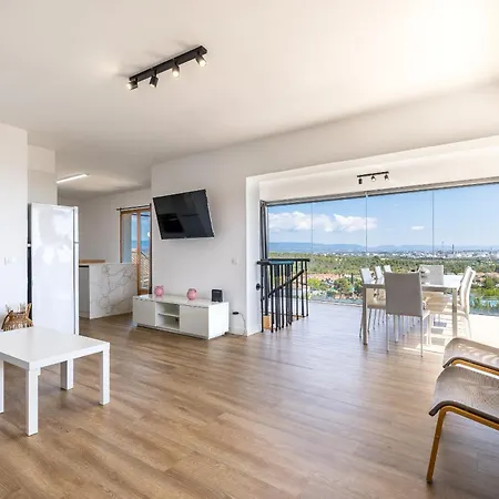 Panoramic Only Families Villa